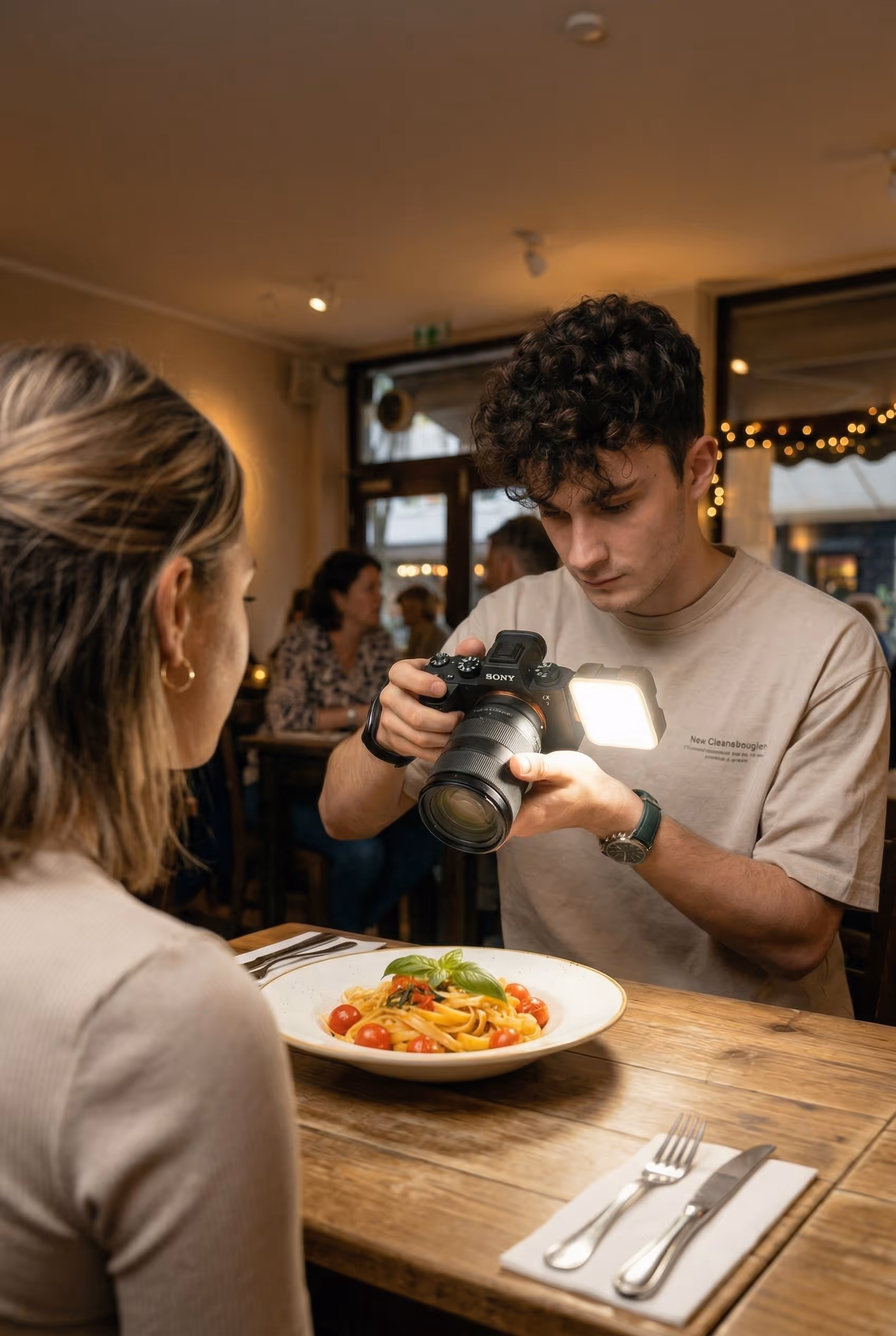 Adrian von Inlift nimmt ein Video für Instagram auf in einem Restaurant. Es ist viel essen zu sehen, welches von einem Social Face gegessen wird