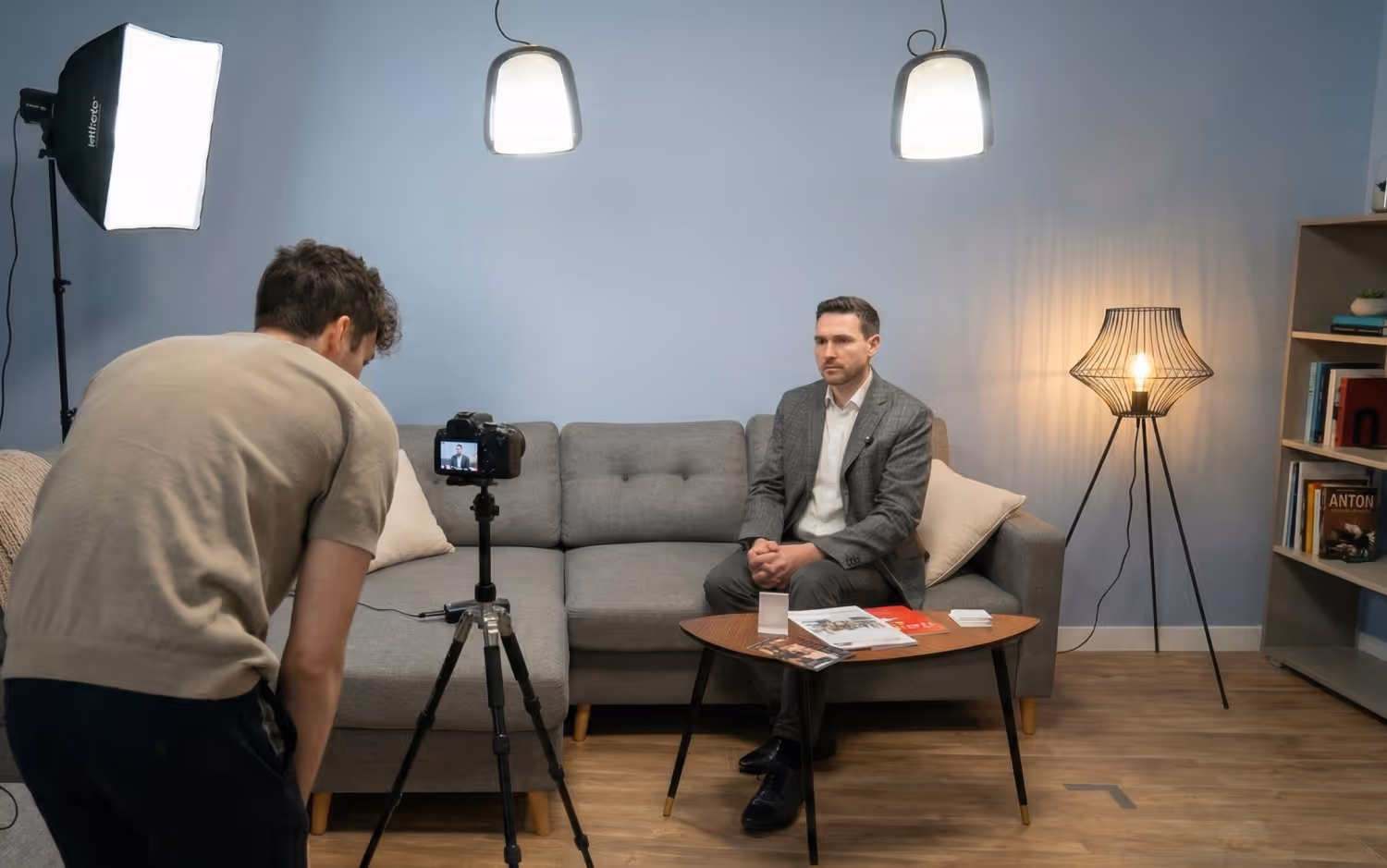 InLift filmt mit Licht und Kamera Setup ein Interview mit Herrn Schachl von Pfeilgrau Steuerberatung